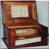photo of the serinette manufactured by Gavot, with an embedded magnified photo, © Musée Auguste 
Grasset de Varzy 2002, used with permission 15kB